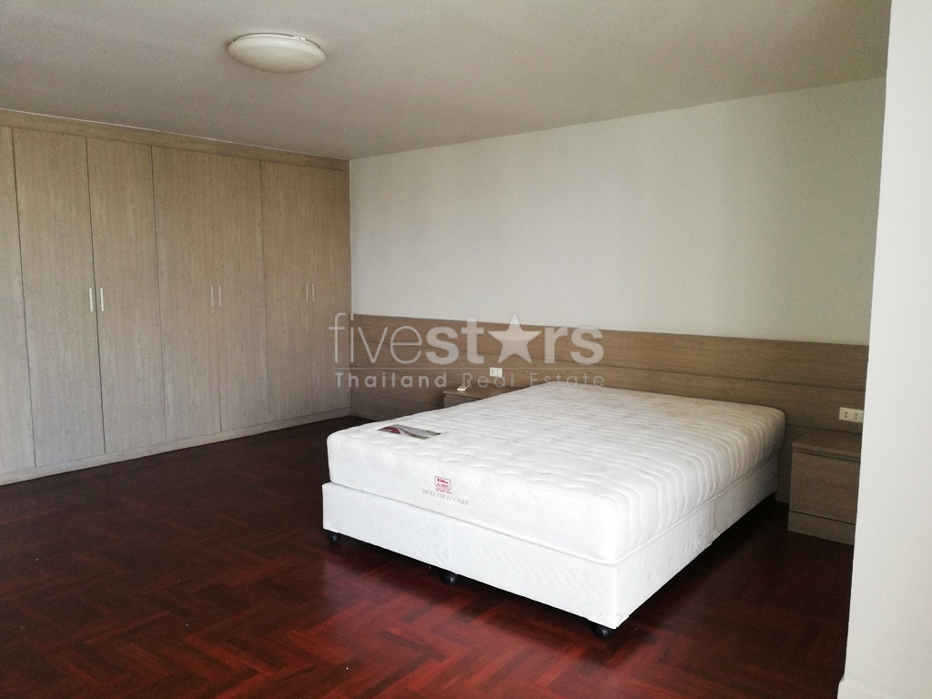 Large 3 bedrooms condo for rent in Ekamai, photo 9