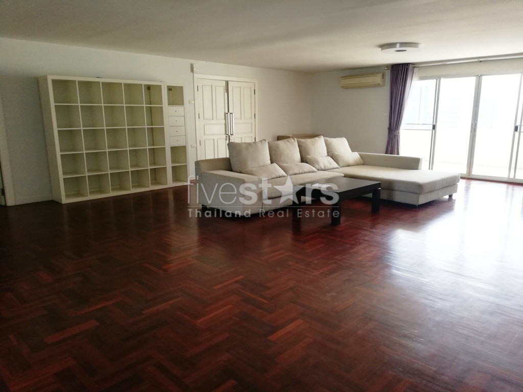 Large 3 bedrooms condo for rent in Ekamai