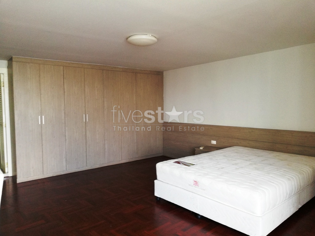Large 3 bedrooms condo for rent in Ekamai, photo 10