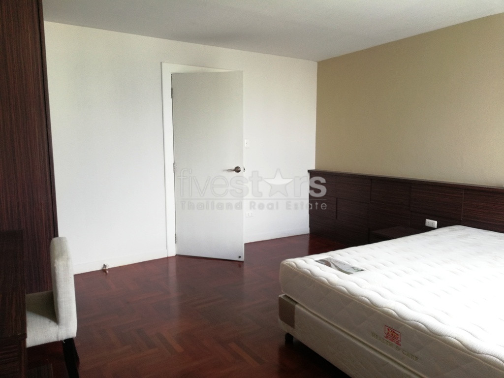 Large 3 bedrooms condo for rent in Ekamai, photo 12