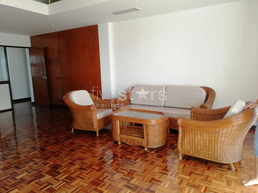Large 3  bedrooms apartment for rent in Ekamai
