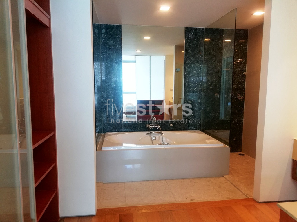 Pool view 3 bedrooms condo for rent near BTS Phrakhanong, photo 17