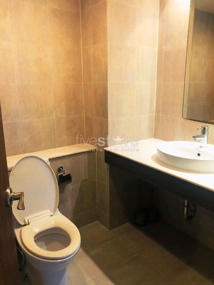 3 bedrooms condo for rent in Ekamai, photo 9