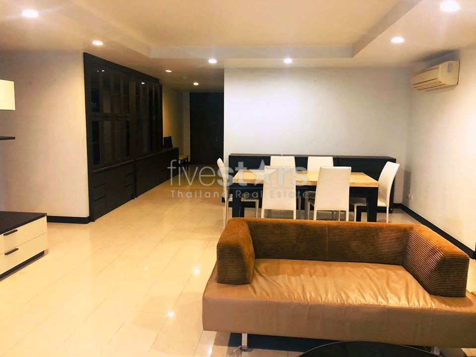 3 bedrooms condo for rent in Ekamai