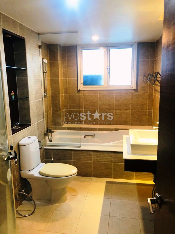 3 bedrooms condo for rent in Ekamai, photo 8
