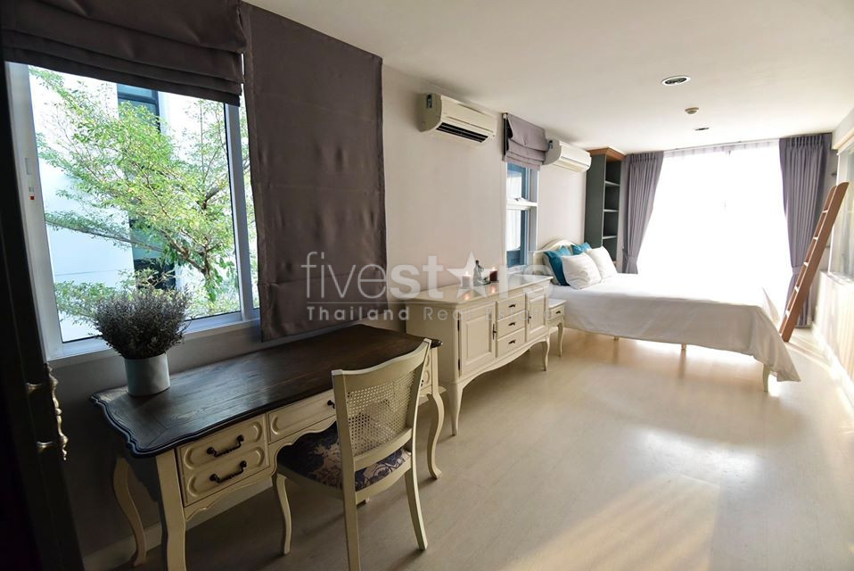 Large 1 bedroom condo for rent near in Ekamai and Phra Khanong area