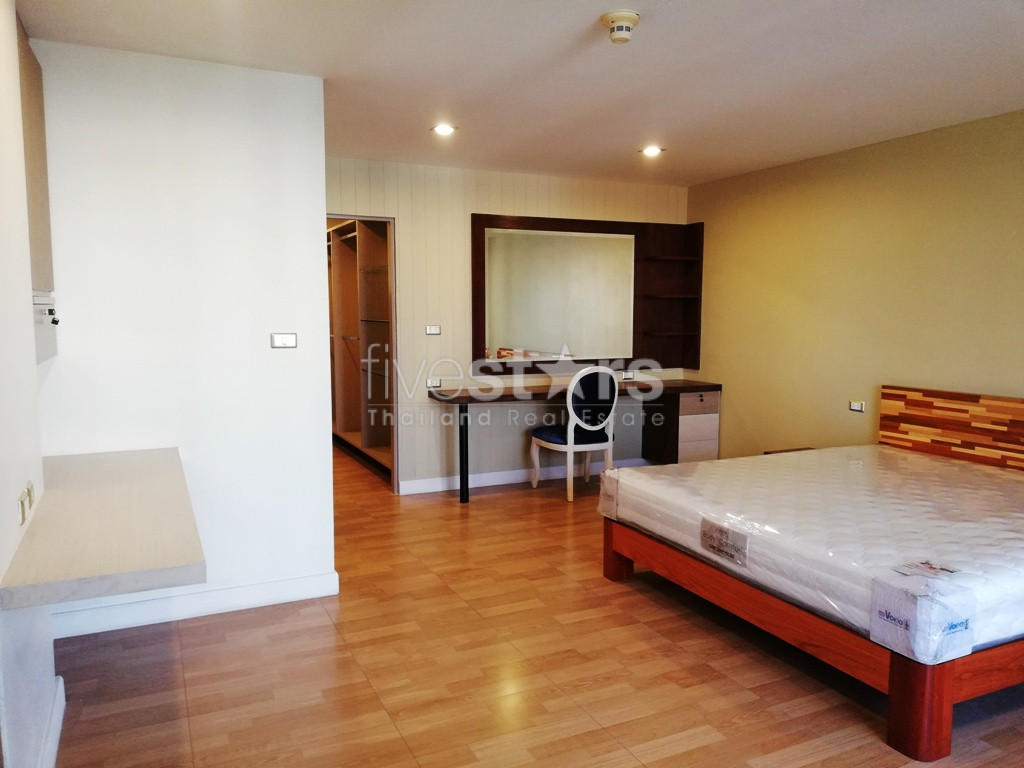3 bedrooms condo for rent in Ekamai, photo 10