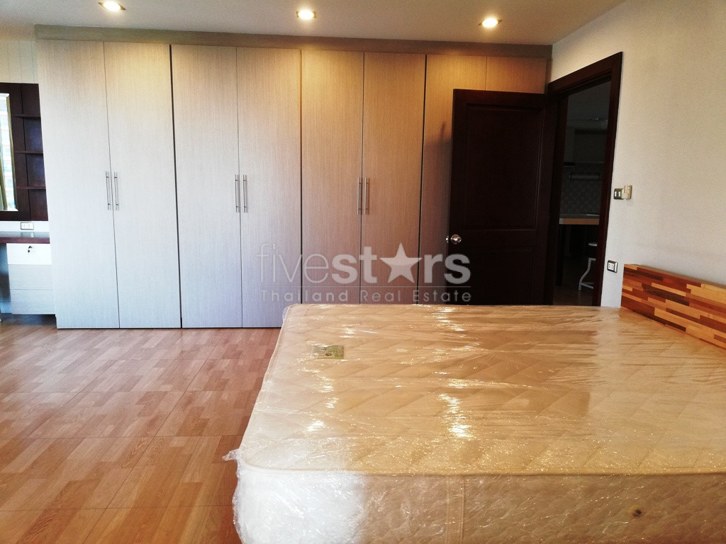 3 bedrooms condo for rent in Ekamai, photo 11