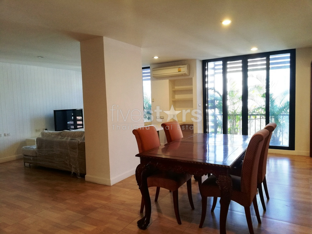 3 bedrooms condo for rent in Ekamai