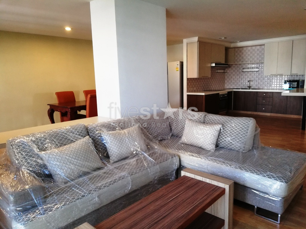 3 bedrooms condo for rent in Ekamai, photo 3