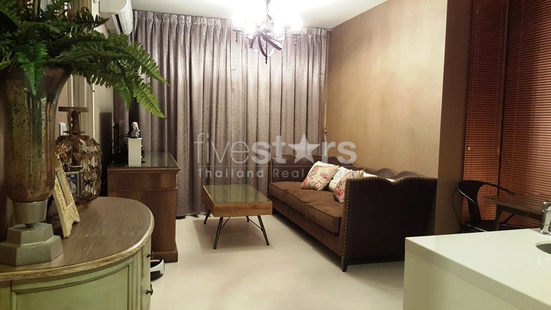 Corner unit 1 bedroom condo for rent near BTS Ekamai