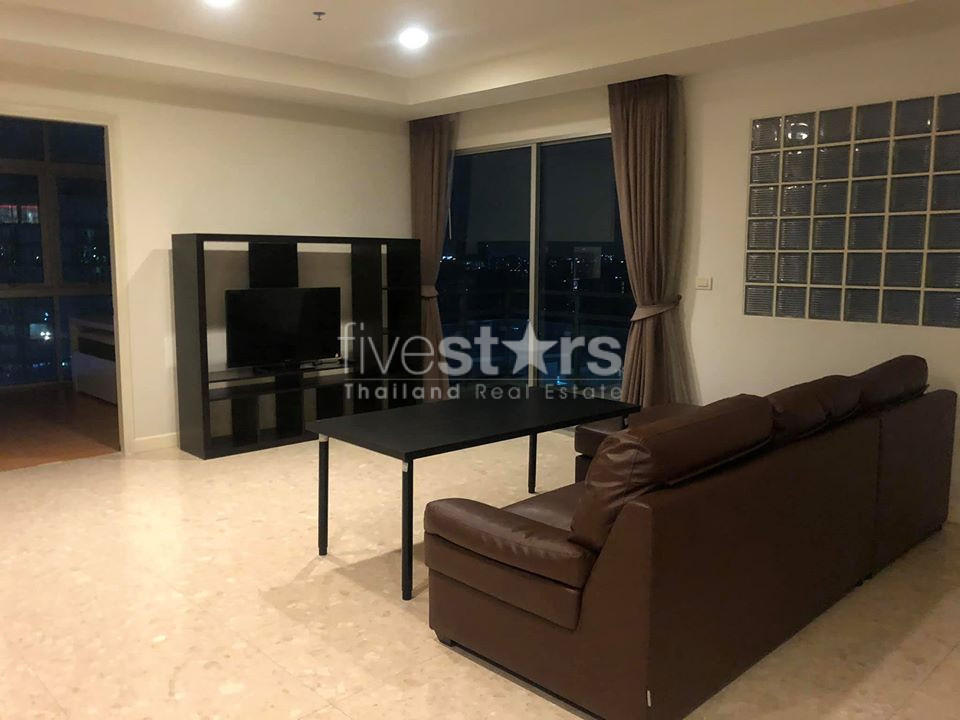 Condo 3 chambres à louer proche du BTS Ekamai