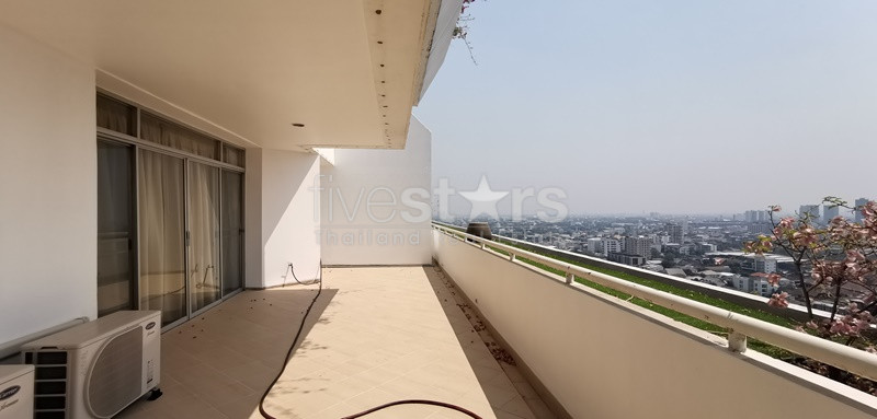 Appartement spacieux de 4 chambres avec un grand balcon à louer à Ekamai, photo 5