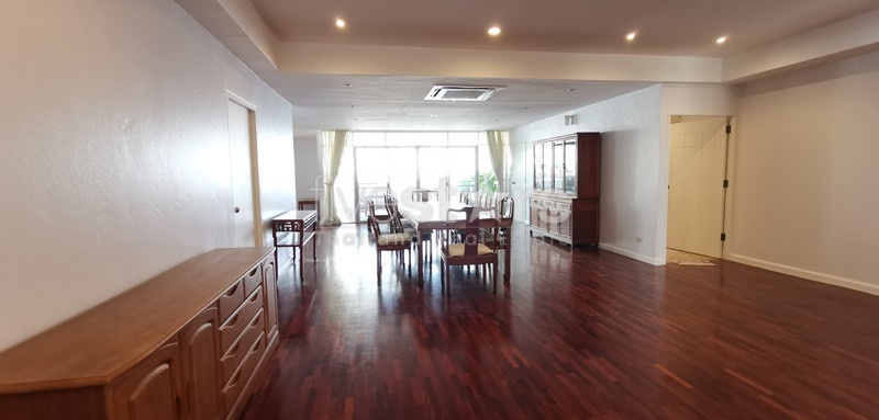 Appartement spacieux de 4 chambres avec un grand balcon à louer à Ekamai