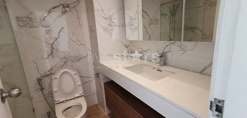Appartement spacieux de 4 chambres avec un grand balcon à louer à Ekamai, photo 13