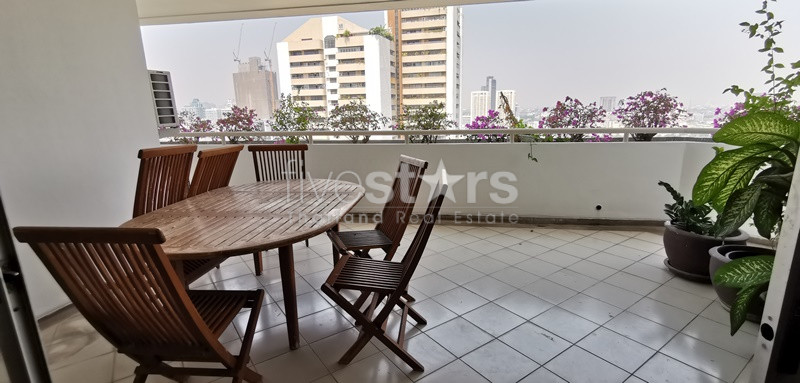 Appartement spacieux de 4 chambres avec un grand balcon à louer à Ekamai, photo 3