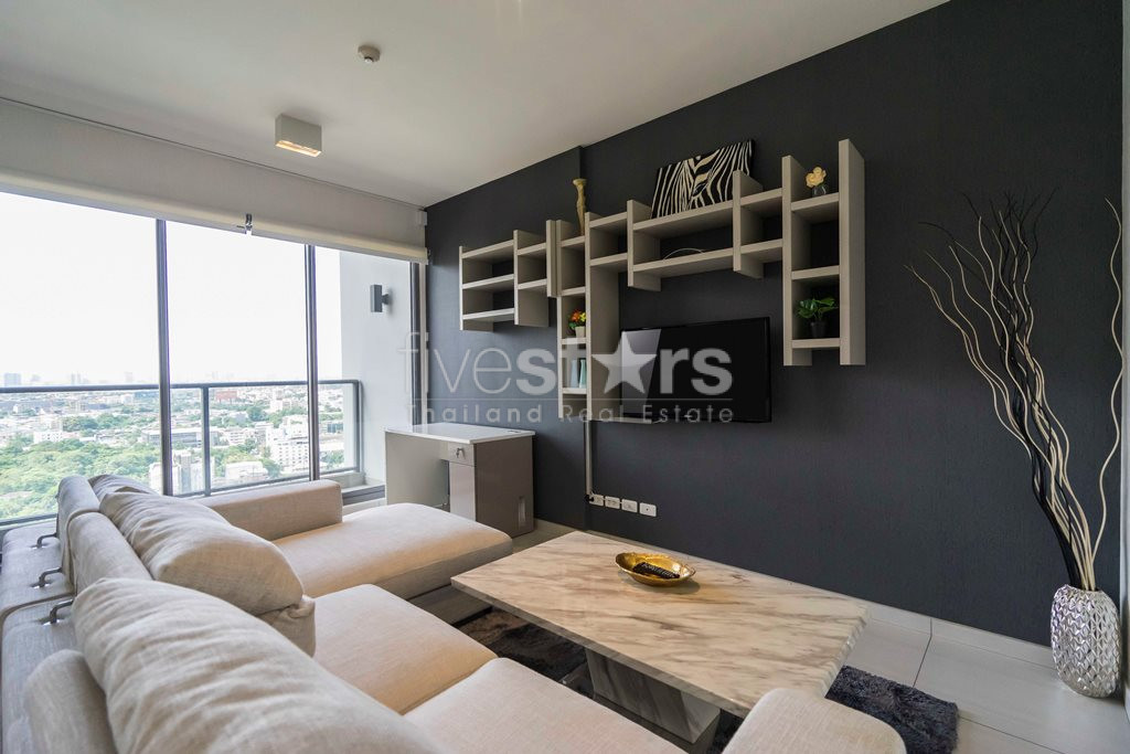 Condo de luxe de 2 chambres à louer près de la station de BTS Ekkamai