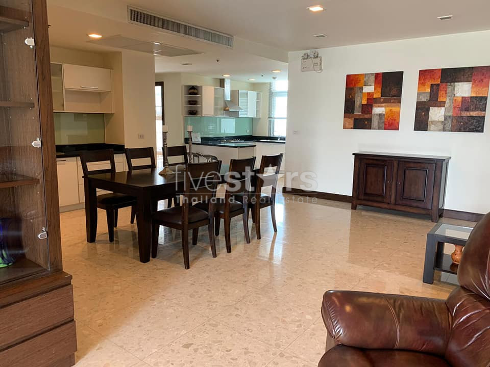 Condo 3 chambres à louer proche du BTS Ekamai