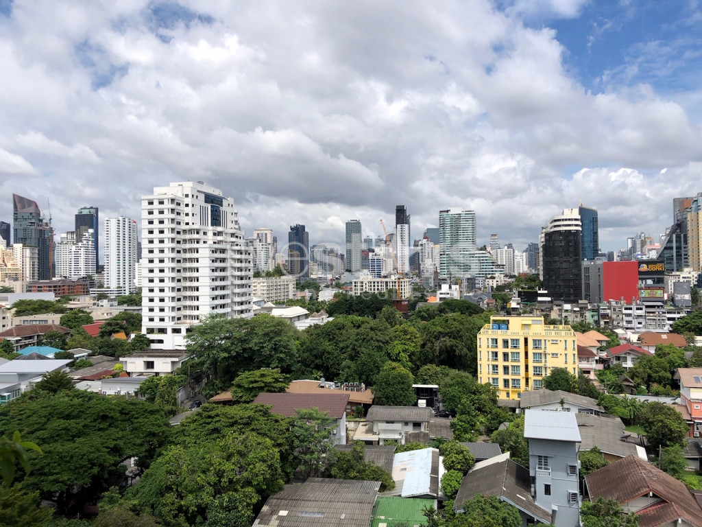 3 bedroom spacious condo with nice terrace in Ekamai