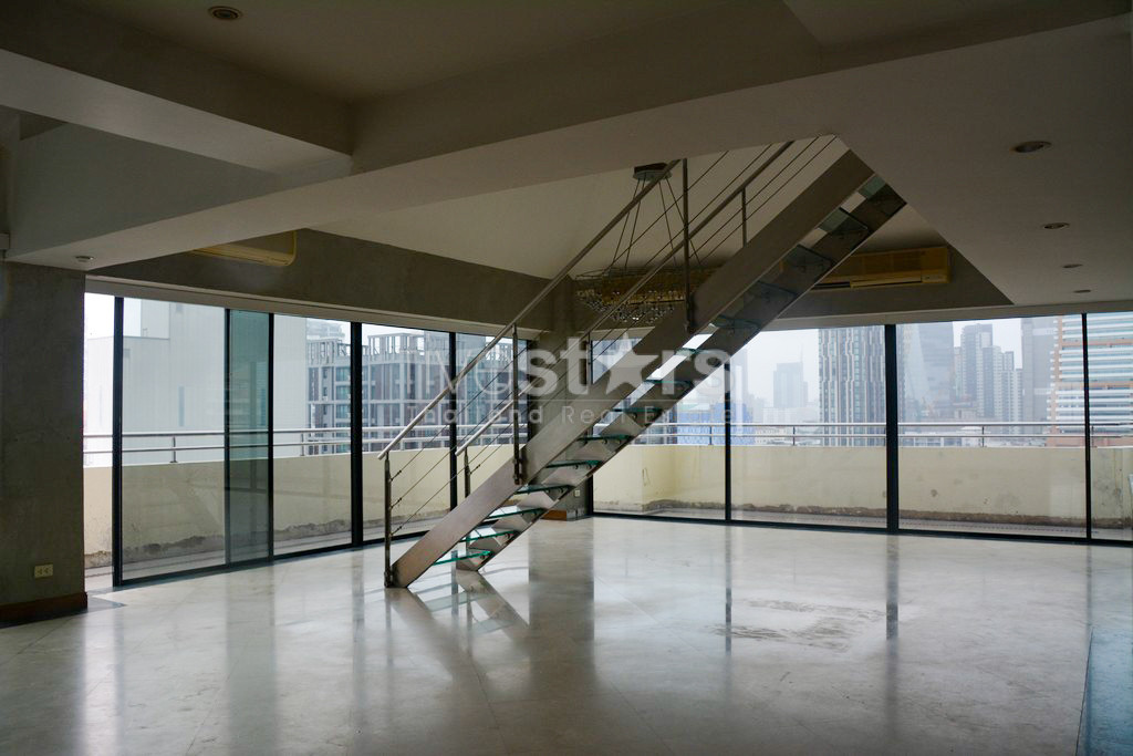 5-bedroom penthouse with large terrace in Ekamai