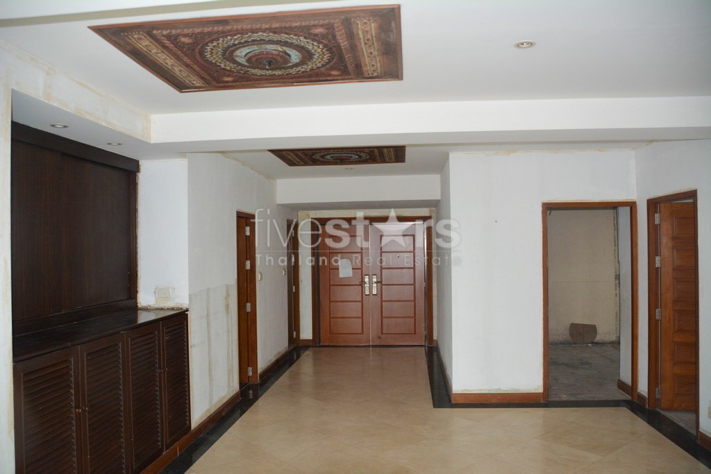 5-bedroom penthouse with large terrace in Ekamai, photo 11