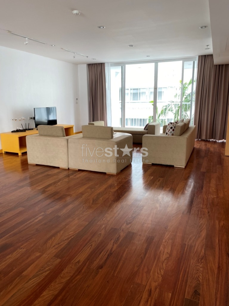 4-bedroom apartment for rent on Ekamai