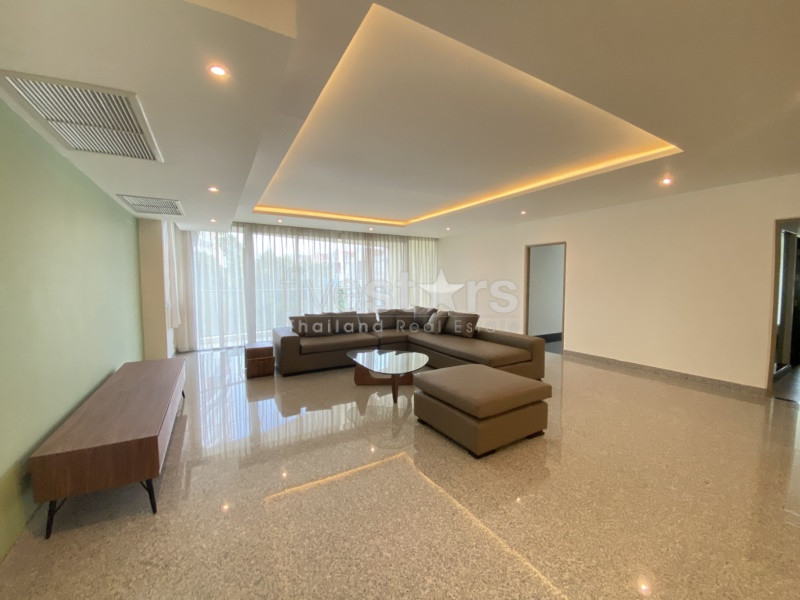 Renovated 3 bedrooms apartment for rent in Prakanong
