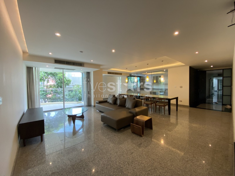Renovated 3 bedrooms apartment for rent in Prakanong