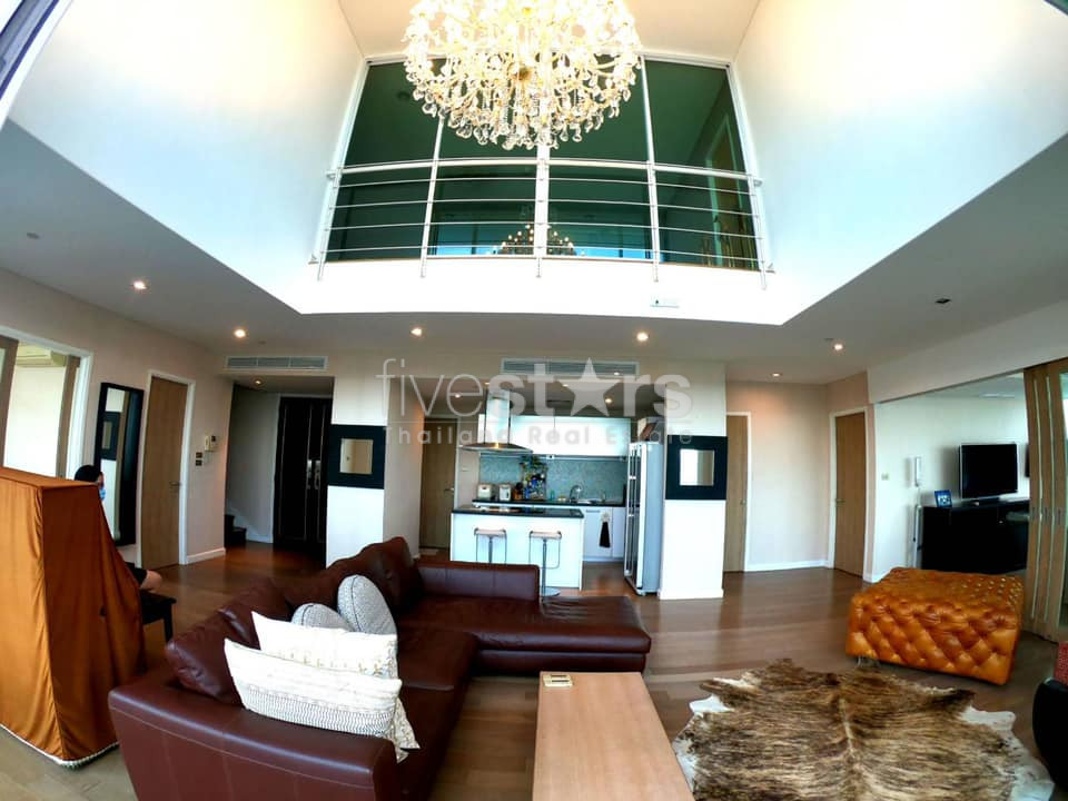 Penthouse de 4 chambres à vendre proche station BTS Ekkamai