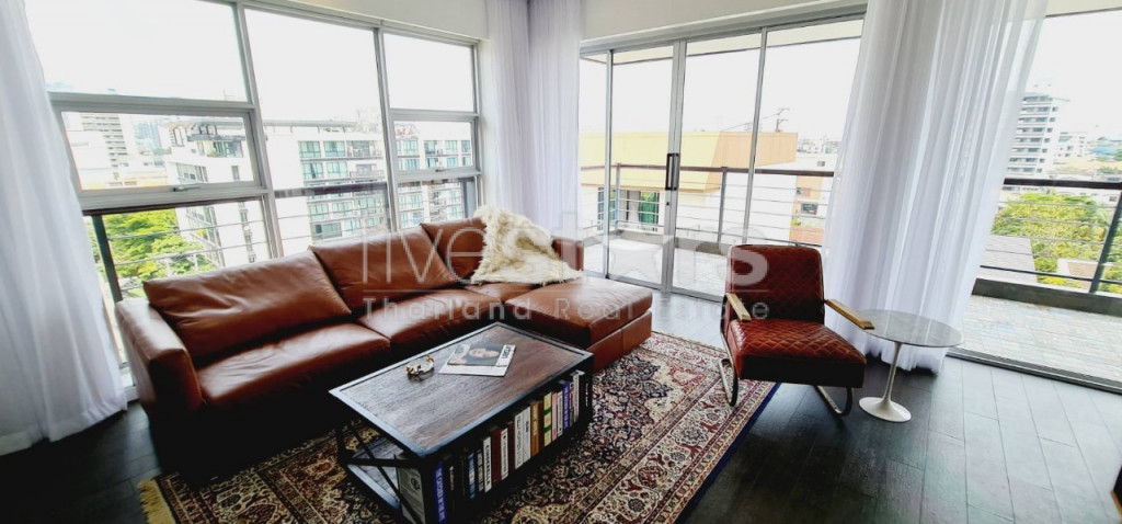 Condo de 4 chambres à louer sur Phra Khanong