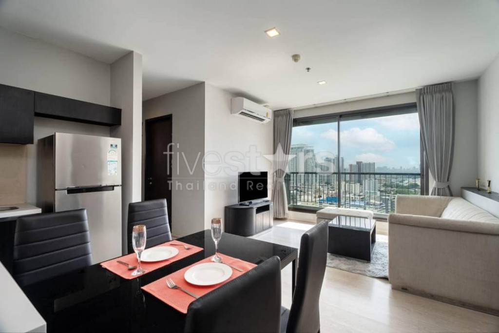 Appartement de 2 chambres avec vue dégagée près du BTS Phra Khanong