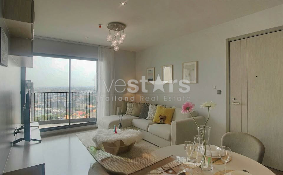 Appartement de 2 chambres à vendre à 300m du BTS Ekkamai, corner unit