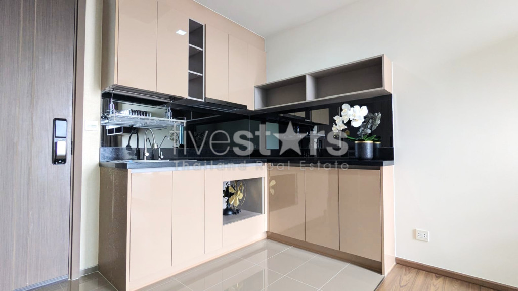 Appartement de 2 chambres avec belle vue dégagée à vendre près du BTS Phra Khanong, photo 5