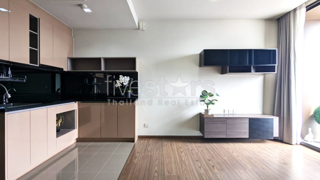 Appartement de 2 chambres avec belle vue dégagée à vendre près du BTS Phra Khanong, photo 3