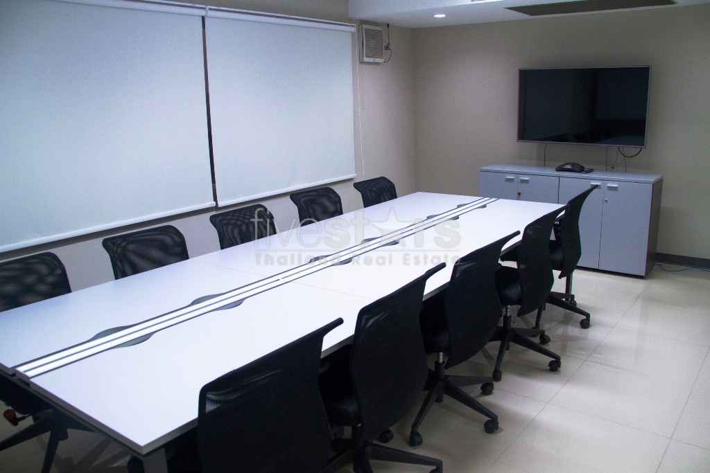 Bureaux spacieux non meublés à louer a Ekamai, photo 8