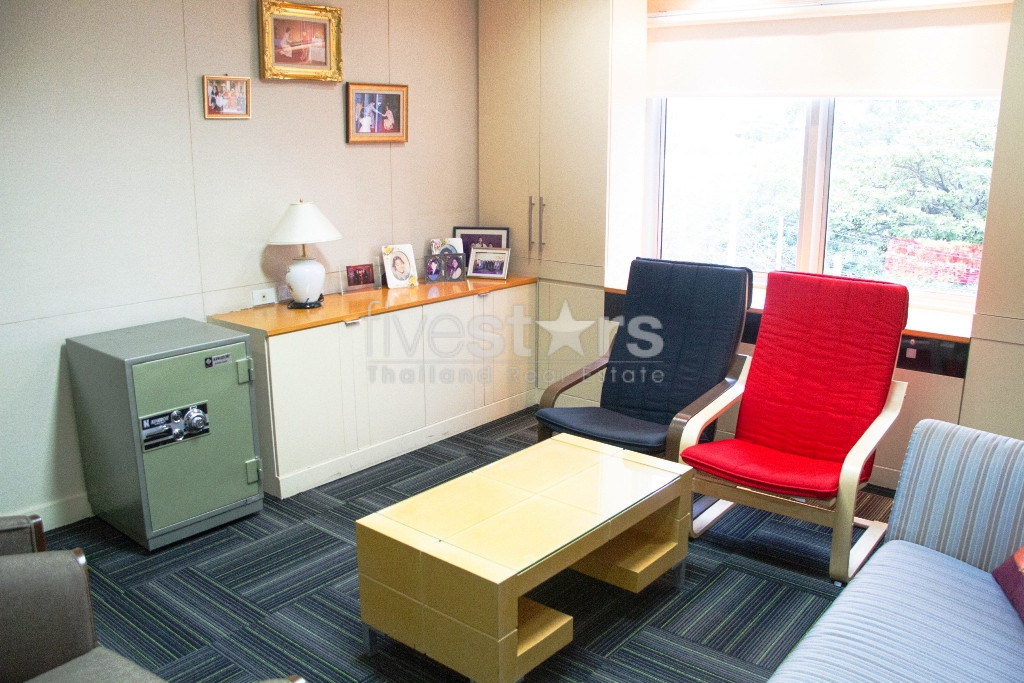 Bureaux spacieux non meublés à louer a Ekamai, photo 13