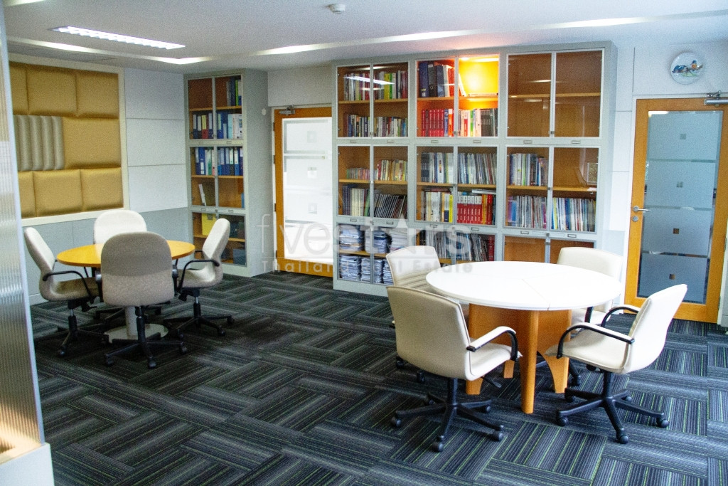 Bureaux spacieux non meublés à louer a Ekamai