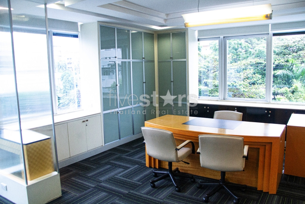 Bureaux spacieux non meublés à louer a Ekamai, photo 4