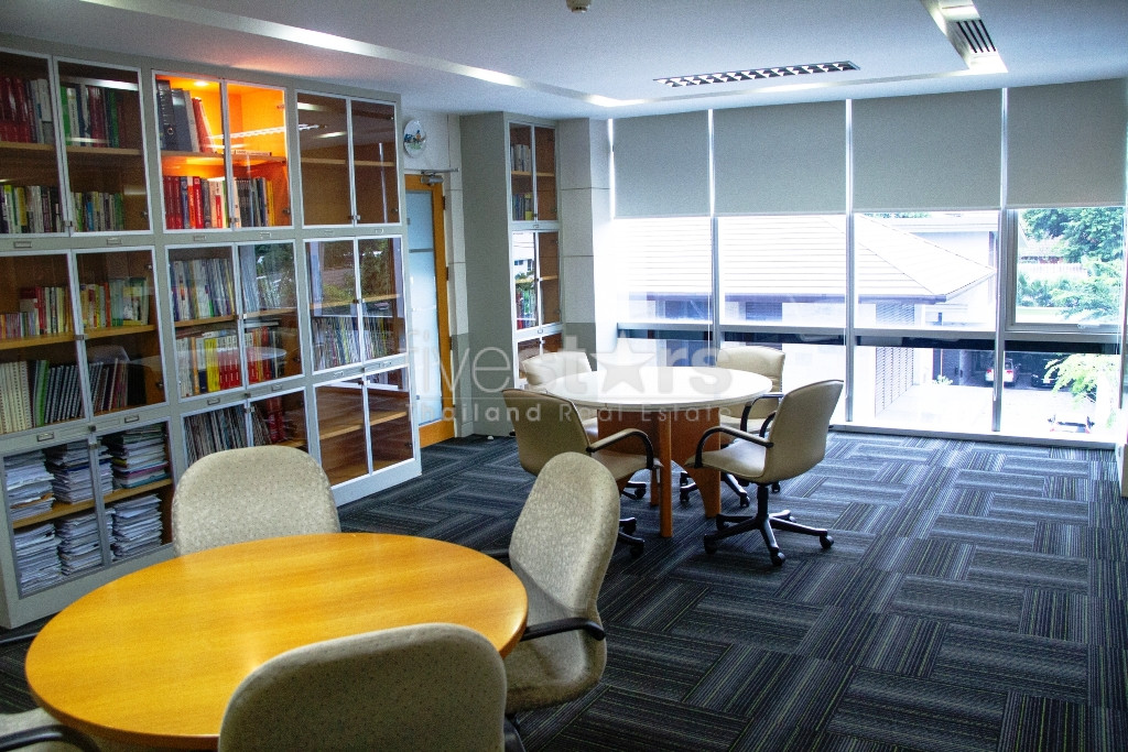 Bureaux spacieux non meublés à louer a Ekamai, photo 2