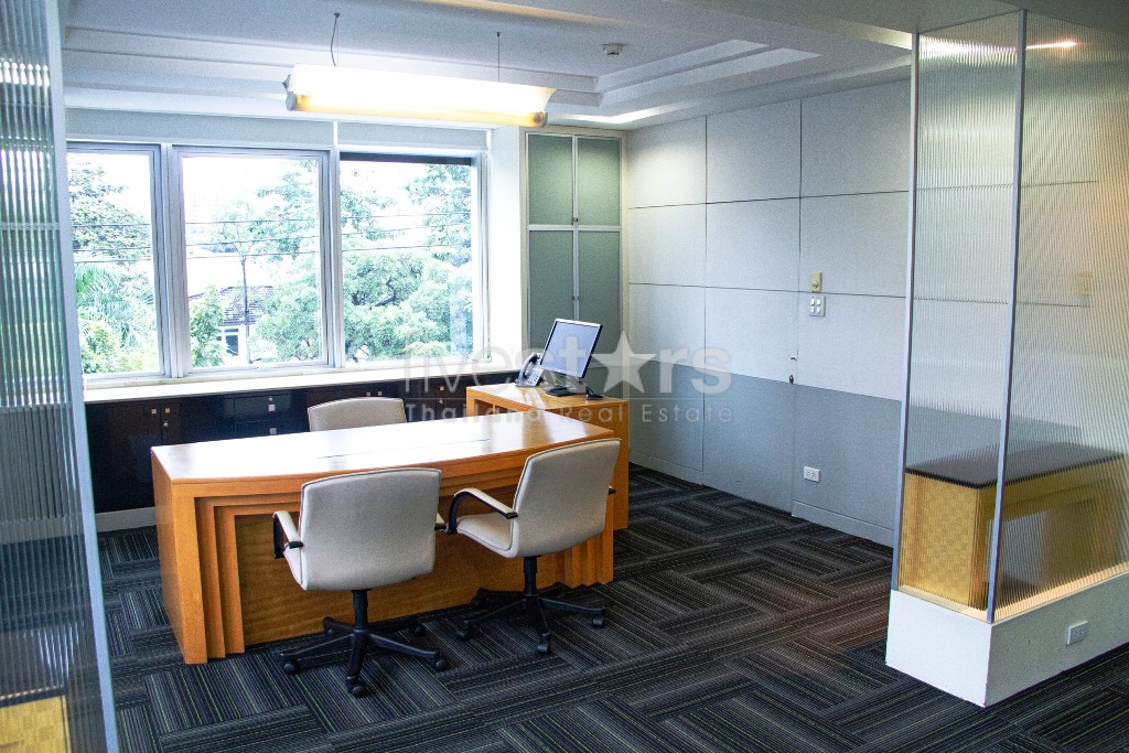 Bureaux spacieux non meublés à louer a Ekamai, photo 3
