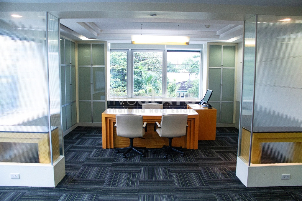 Bureaux spacieux non meublés à louer a Ekamai, photo 5