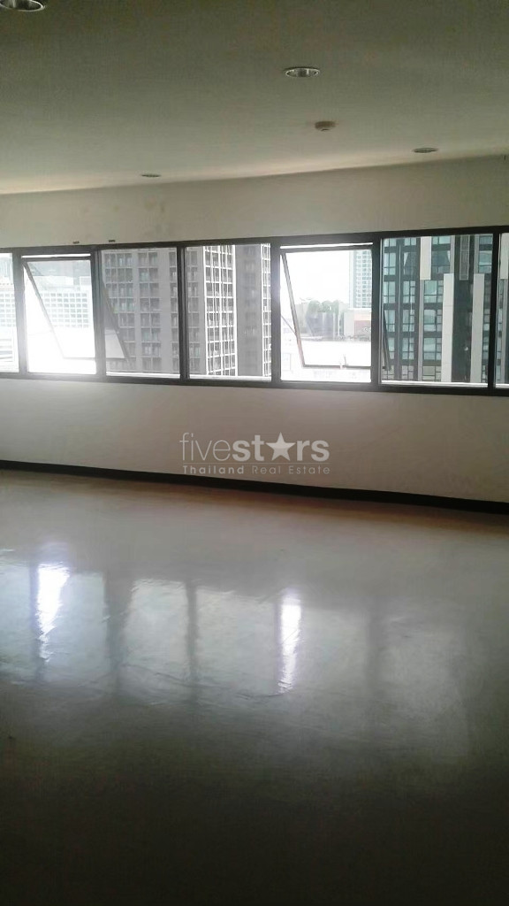 Bureaux à louer non loin du BTS Ekamai