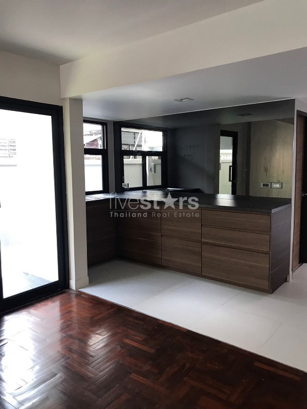 Maison individuelle moderne à louer avec piscine privée et jardin à Prakanong, photo 6