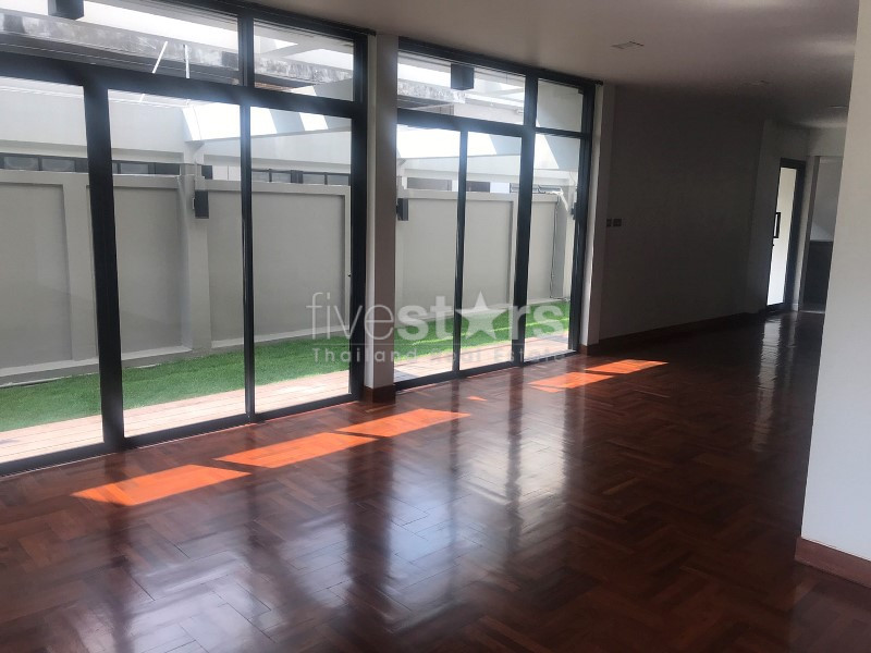 Maison individuelle moderne à louer avec piscine privée et jardin à Prakanong, photo 3