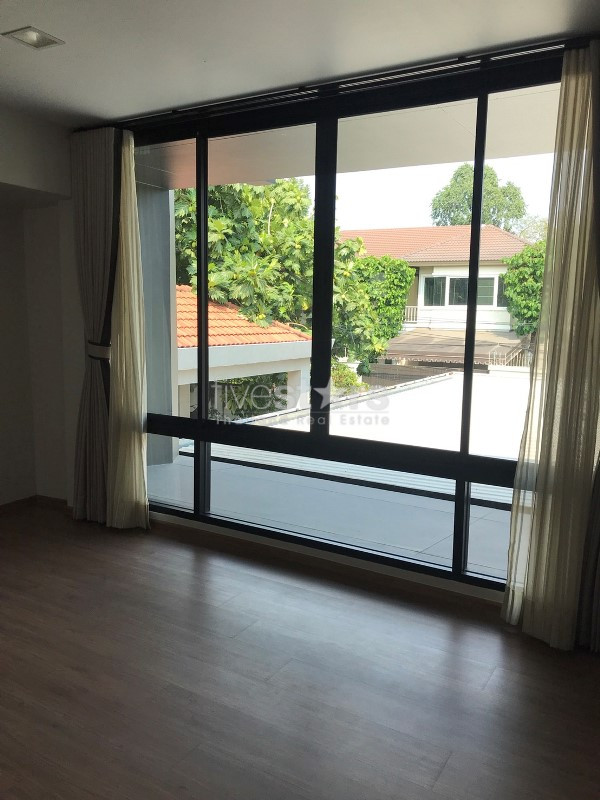 Maison individuelle moderne à louer avec piscine privée et jardin à Prakanong, photo 11