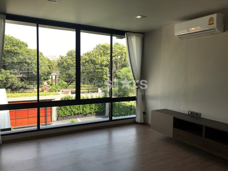 Maison individuelle moderne à louer avec piscine privée et jardin à Prakanong, photo 9
