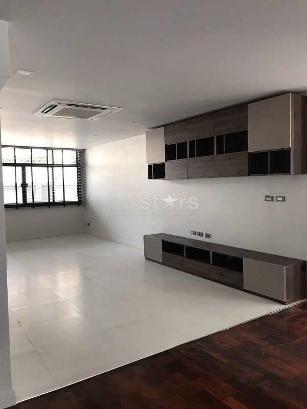 Maison individuelle moderne à louer avec piscine privée et jardin à Prakanong, photo 8