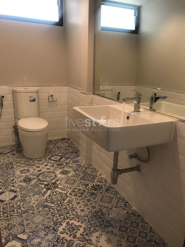 Maison individuelle moderne à louer avec piscine privée et jardin à Prakanong, photo 16