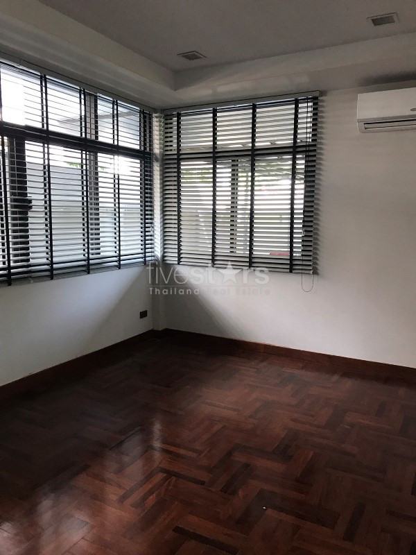 Maison individuelle moderne à louer avec piscine privée et jardin à Prakanong, photo 5
