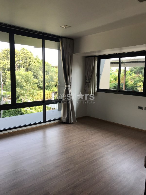 Maison individuelle moderne à louer avec piscine privée et jardin à Prakanong, photo 12
